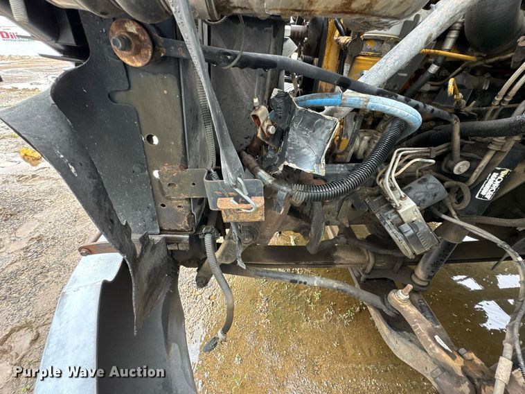 image for item DO0790 2004 GMC C7500 truck cab and chassis