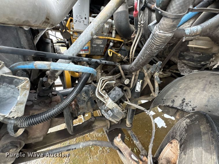 image for item DO0790 2004 GMC C7500 truck cab and chassis