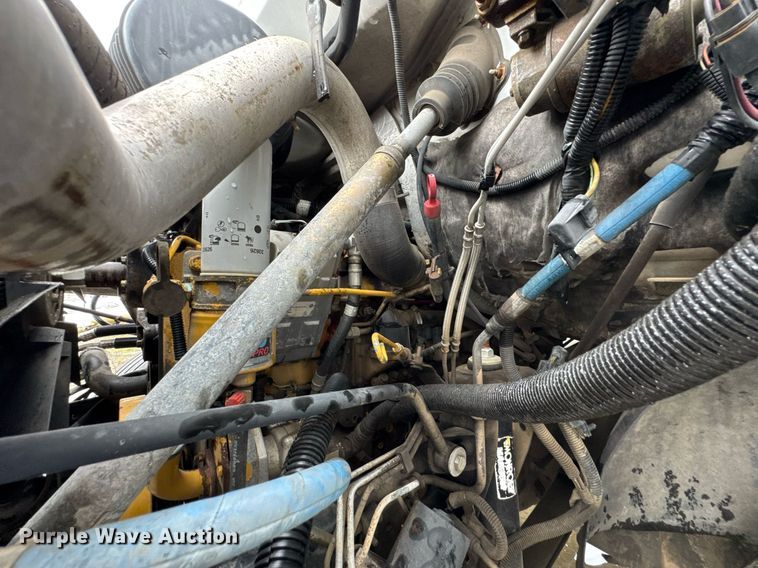 image for item DO0790 2004 GMC C7500 truck cab and chassis