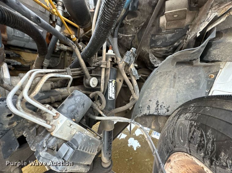 image for item DO0790 2004 GMC C7500 truck cab and chassis