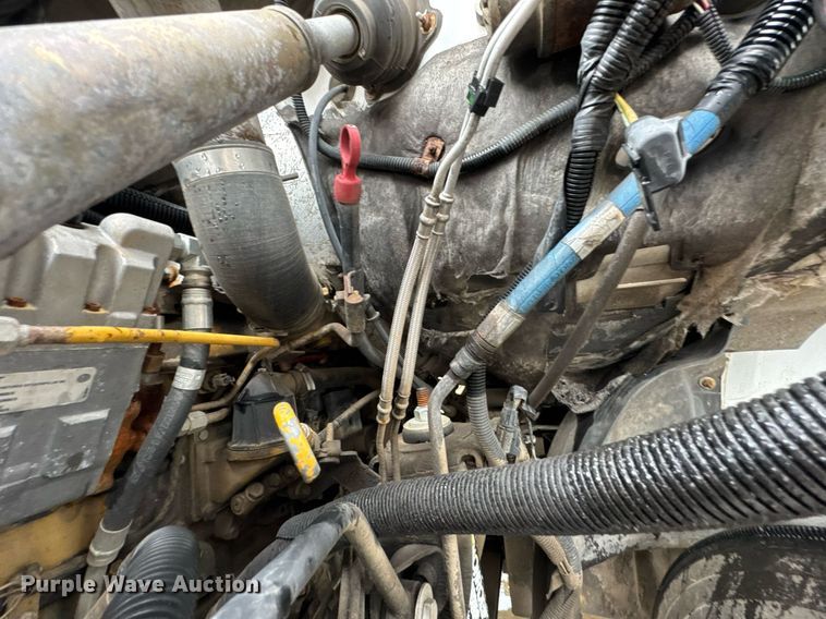 image for item DO0790 2004 GMC C7500 truck cab and chassis