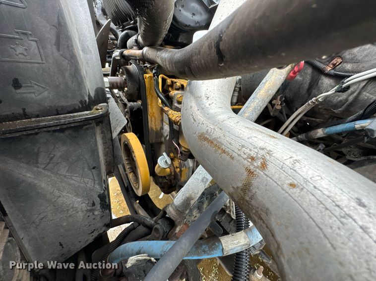 image for item DO0790 2004 GMC C7500 truck cab and chassis