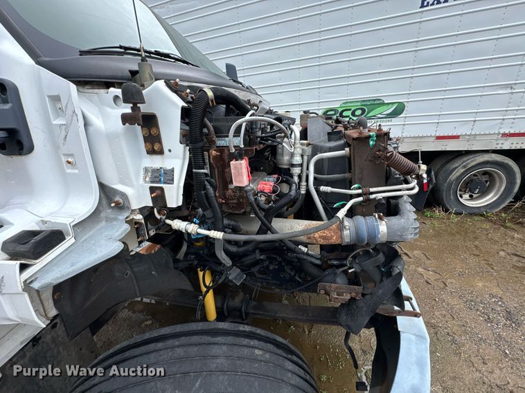 image for item DO0790 2004 GMC C7500 truck cab and chassis