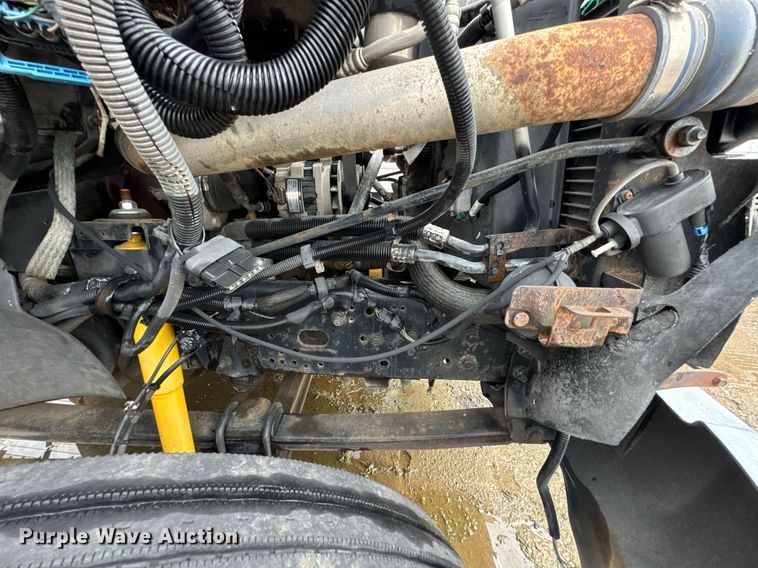 image for item DO0790 2004 GMC C7500 truck cab and chassis