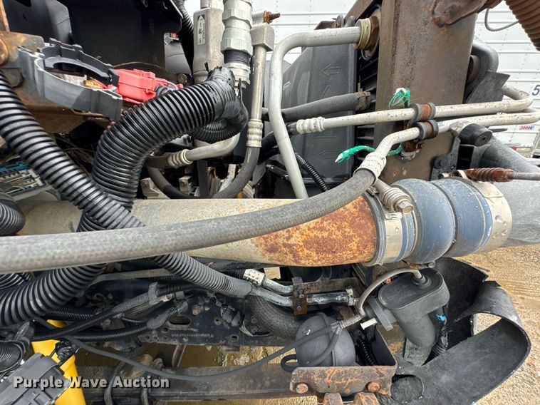 image for item DO0790 2004 GMC C7500 truck cab and chassis