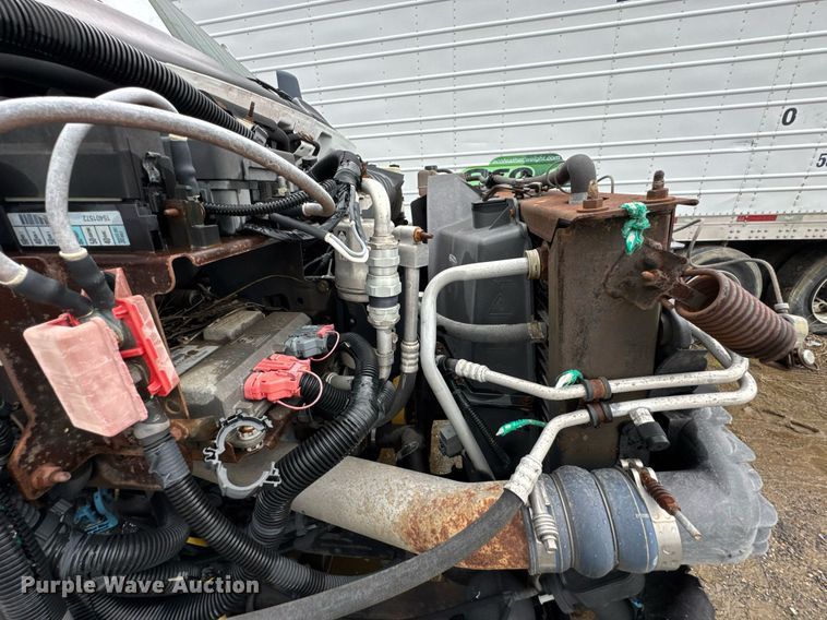 image for item DO0790 2004 GMC C7500 truck cab and chassis