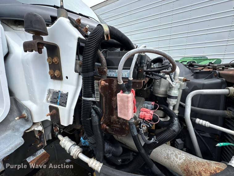 image for item DO0790 2004 GMC C7500 truck cab and chassis