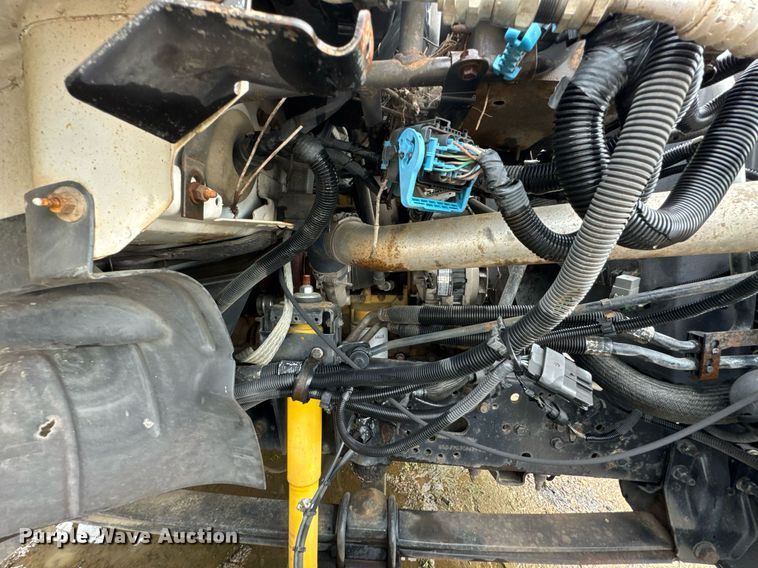 image for item DO0790 2004 GMC C7500 truck cab and chassis