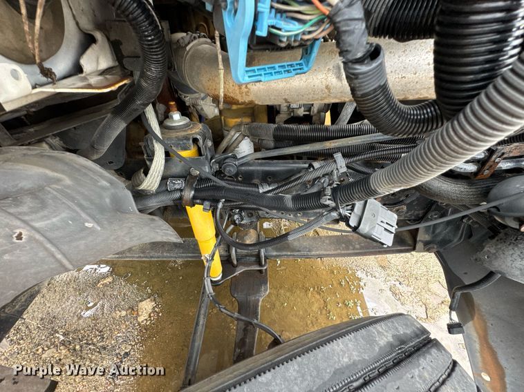 image for item DO0790 2004 GMC C7500 truck cab and chassis