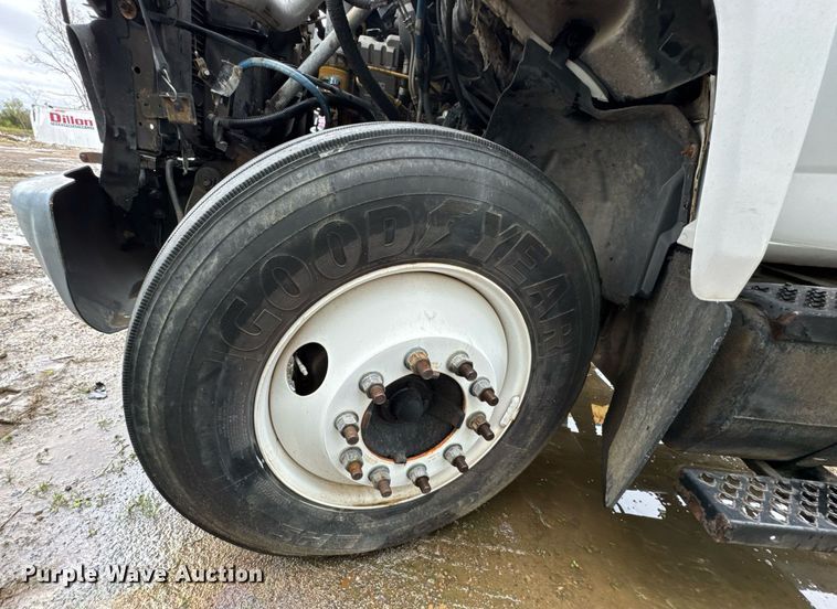 image for item DO0790 2004 GMC C7500 truck cab and chassis