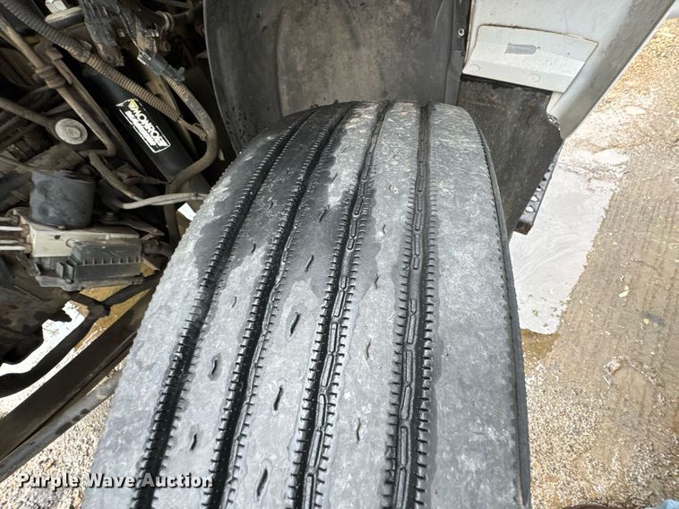 image for item DO0790 2004 GMC C7500 truck cab and chassis