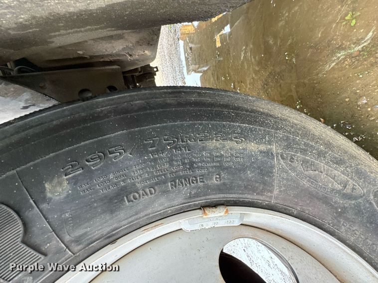 image for item DO0790 2004 GMC C7500 truck cab and chassis