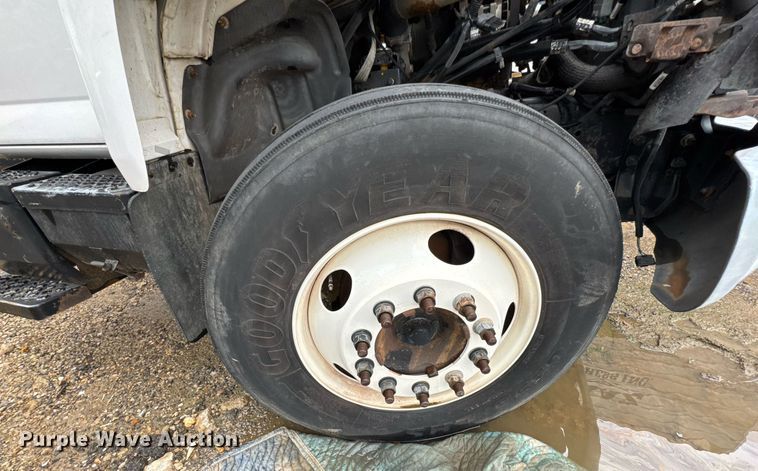 image for item DO0790 2004 GMC C7500 truck cab and chassis