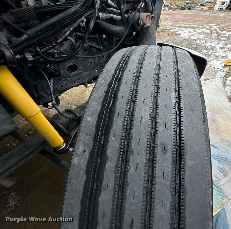 image for item DO0790 2004 GMC C7500 truck cab and chassis