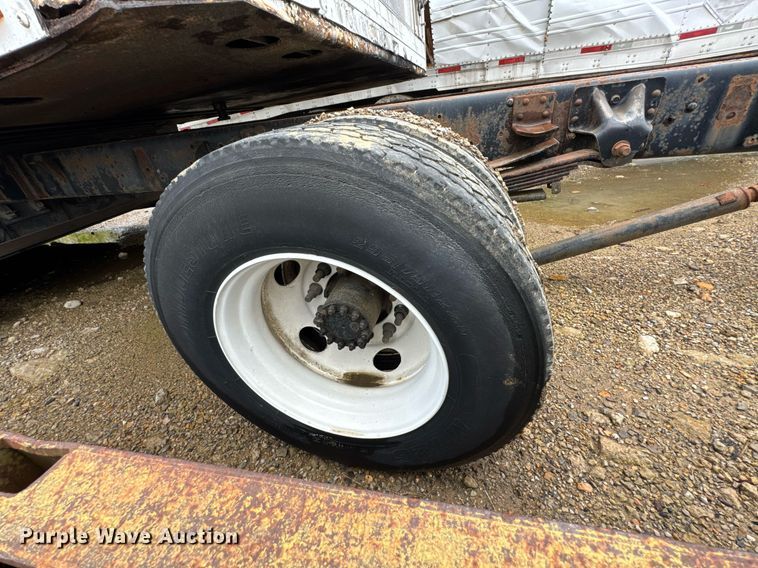 image for item DO0790 2004 GMC C7500 truck cab and chassis