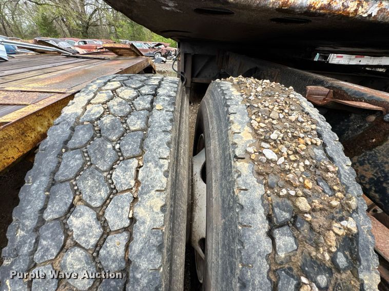 image for item DO0790 2004 GMC C7500 truck cab and chassis