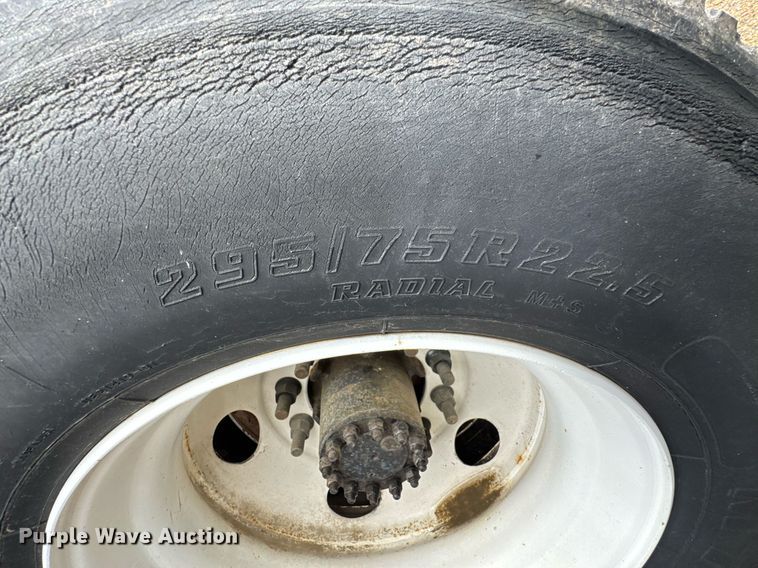 image for item DO0790 2004 GMC C7500 truck cab and chassis