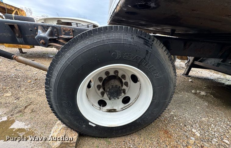 image for item DO0790 2004 GMC C7500 truck cab and chassis