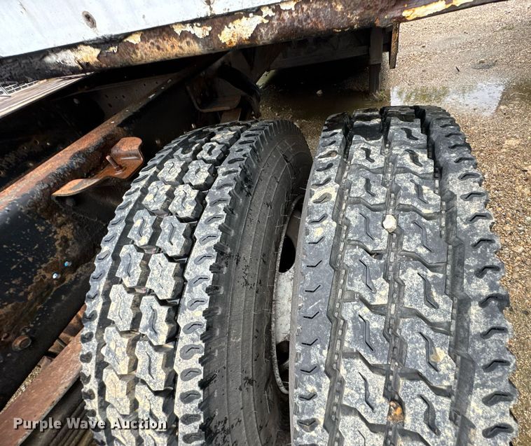 image for item DO0790 2004 GMC C7500 truck cab and chassis