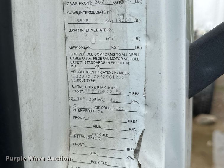 image for item DO0790 2004 GMC C7500 truck cab and chassis