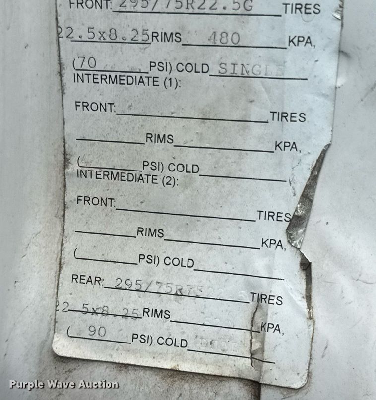 image for item DO0790 2004 GMC C7500 truck cab and chassis