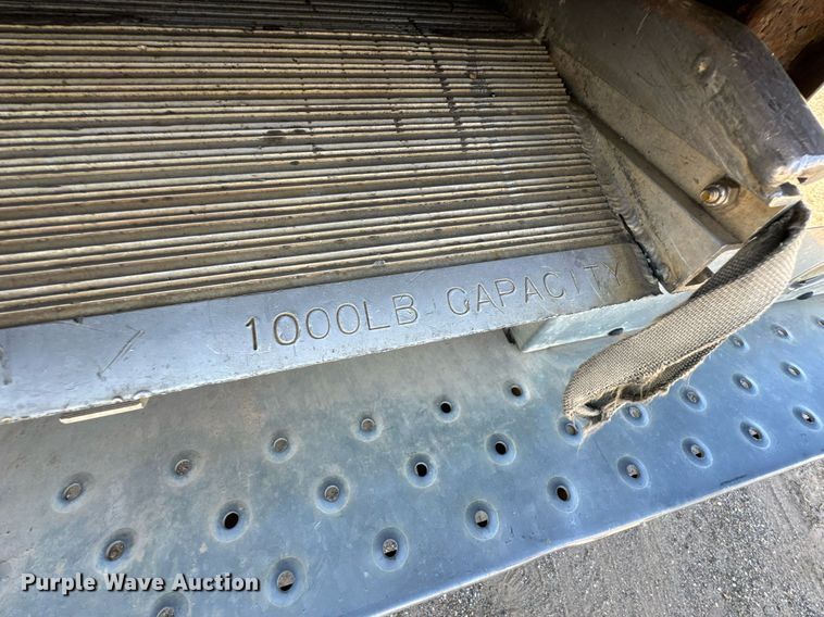 image for item DO0791 2005 GMC C5500 box truck