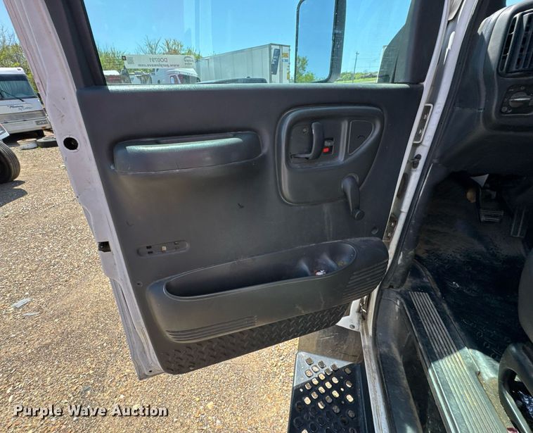 image for item DO0791 2005 GMC C5500 box truck