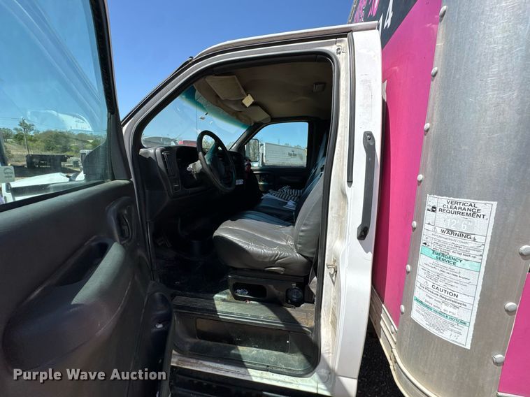 image for item DO0791 2005 GMC C5500 box truck