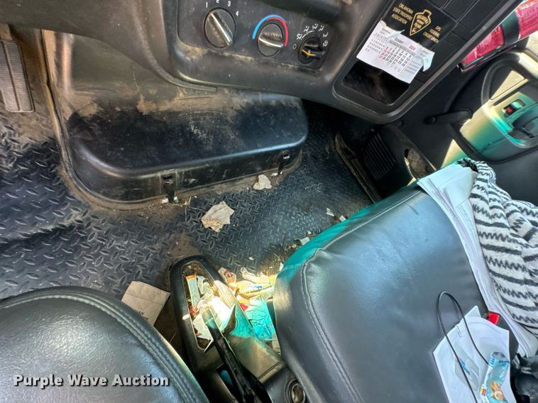 image for item DO0791 2005 GMC C5500 box truck