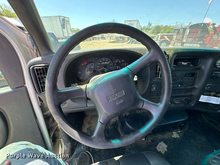 image for item DO0791 2005 GMC C5500 box truck