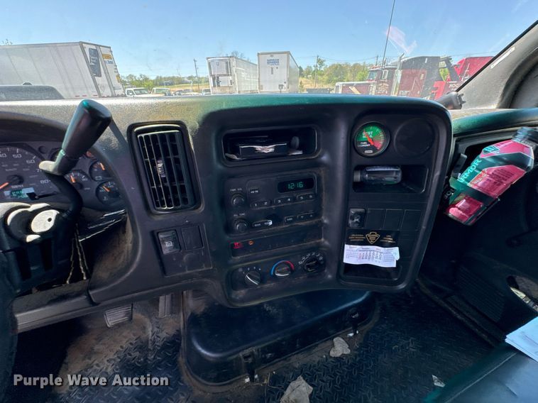 image for item DO0791 2005 GMC C5500 box truck