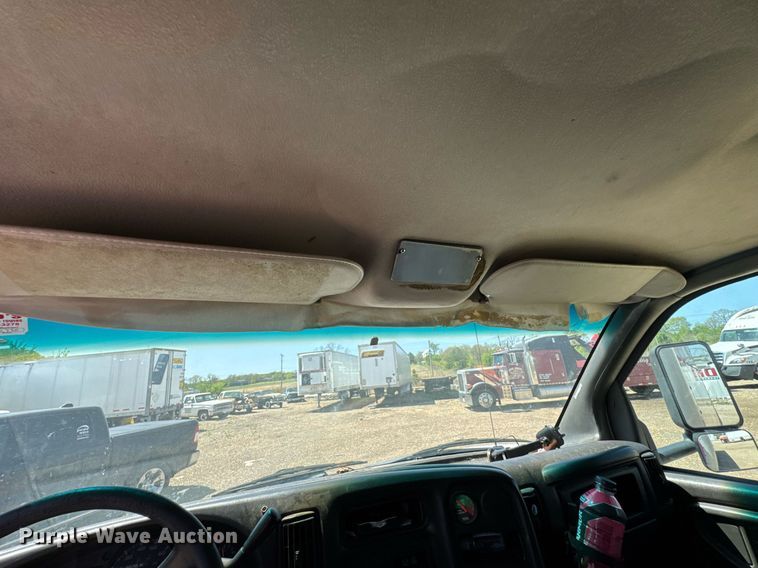 image for item DO0791 2005 GMC C5500 box truck