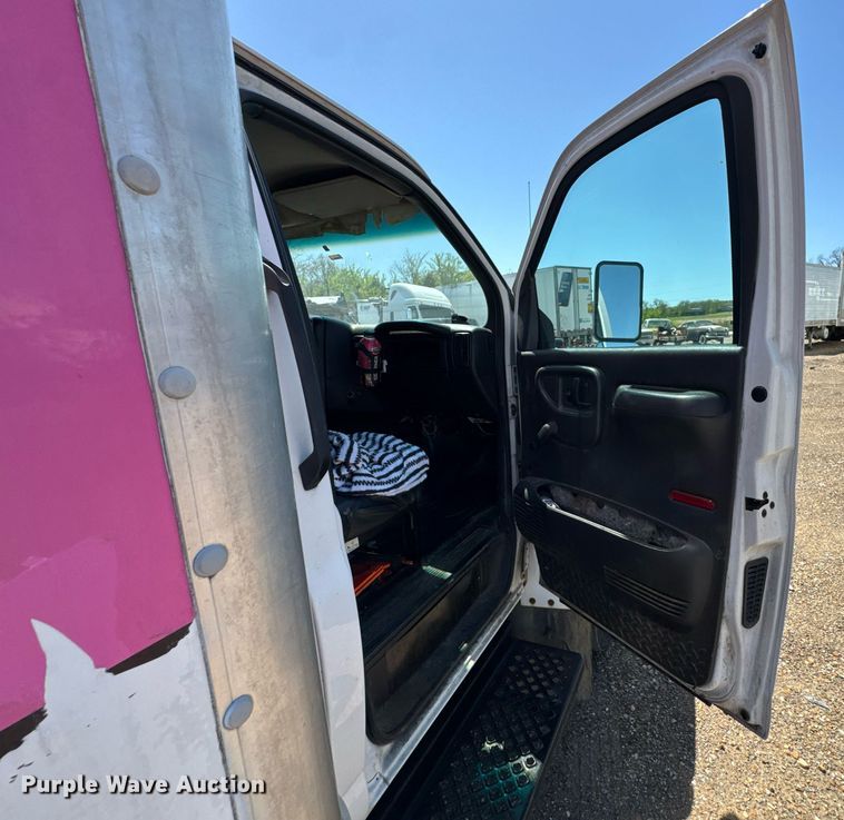 image for item DO0791 2005 GMC C5500 box truck