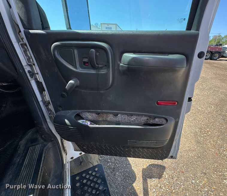 image for item DO0791 2005 GMC C5500 box truck