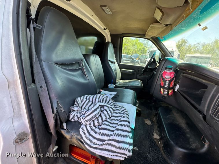 image for item DO0791 2005 GMC C5500 box truck