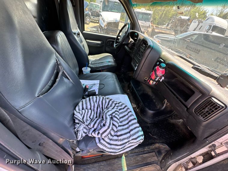 image for item DO0791 2005 GMC C5500 box truck