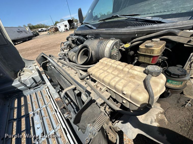 image for item DO0791 2005 GMC C5500 box truck