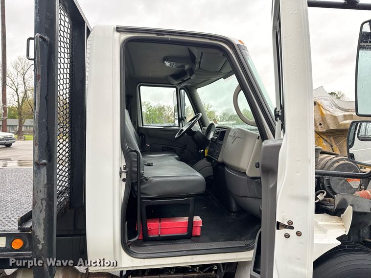 image for item DO0793 2011 International DuraStar 4300 flatbed truck