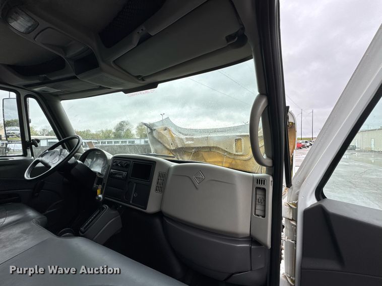 image for item DO0793 2011 International DuraStar 4300 flatbed truck