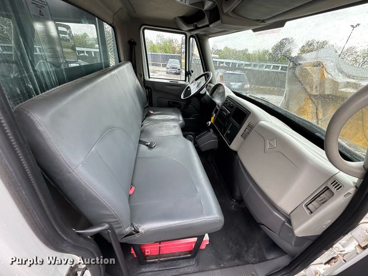 image for item DO0793 2011 International DuraStar 4300 flatbed truck