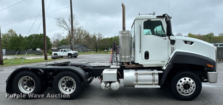 image for item DO0799 2015 Caterpillar CT660 semi truck