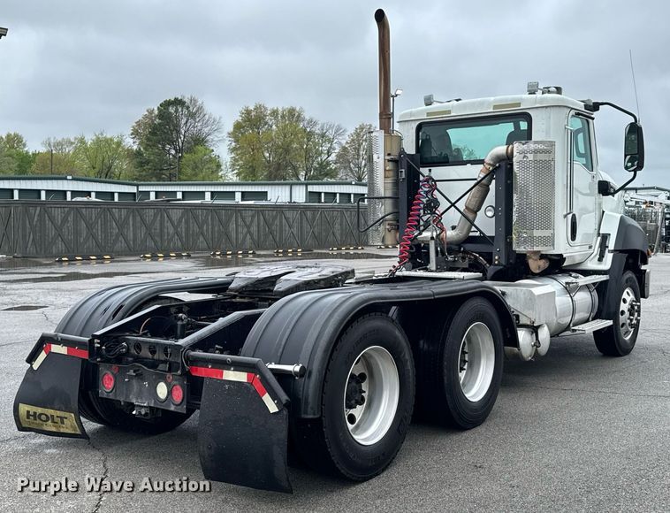 image for item DO0799 2015 Caterpillar CT660 semi truck
