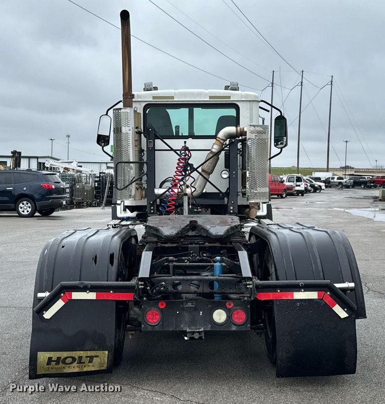 image for item DO0799 2015 Caterpillar CT660 semi truck