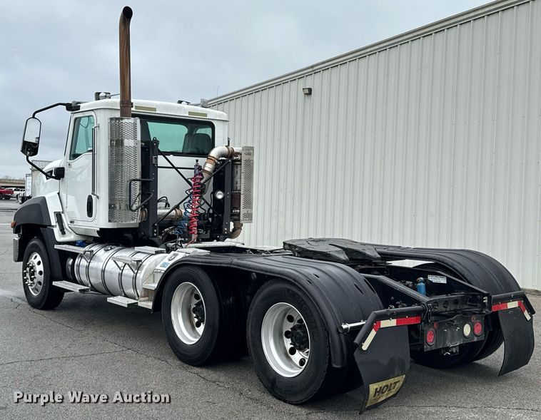 image for item DO0799 2015 Caterpillar CT660 semi truck