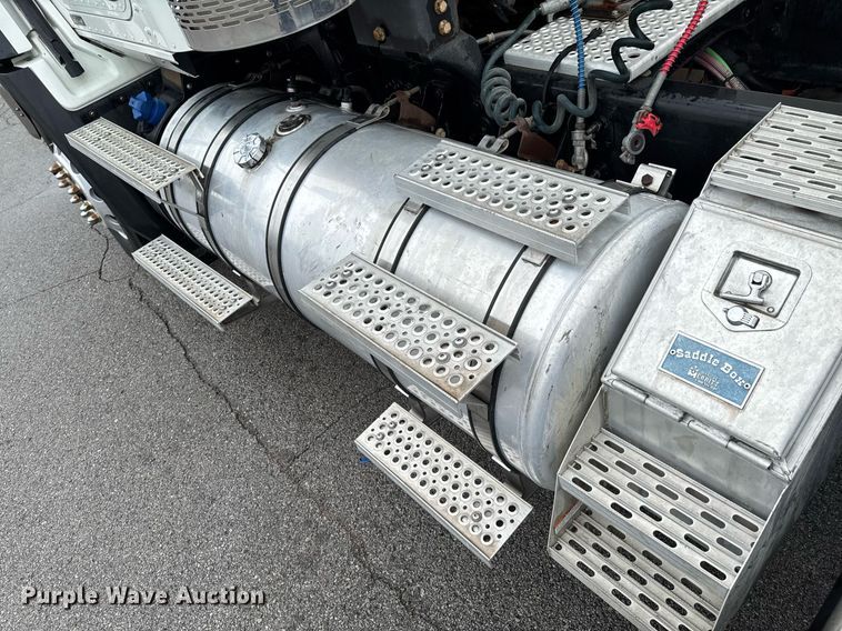 image for item DO0799 2015 Caterpillar CT660 semi truck