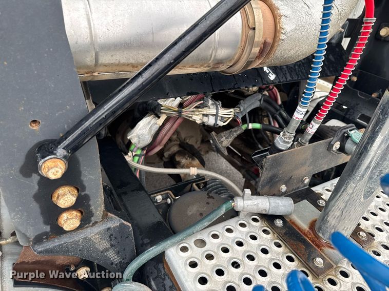 image for item DO0799 2015 Caterpillar CT660 semi truck