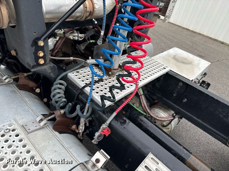 image for item DO0799 2015 Caterpillar CT660 semi truck