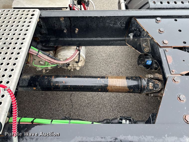 image for item DO0799 2015 Caterpillar CT660 semi truck