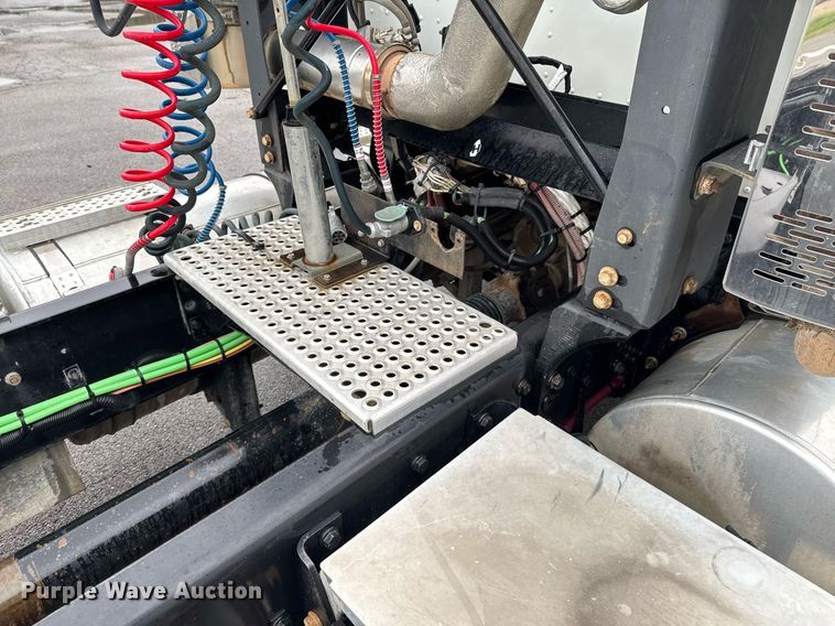 image for item DO0799 2015 Caterpillar CT660 semi truck