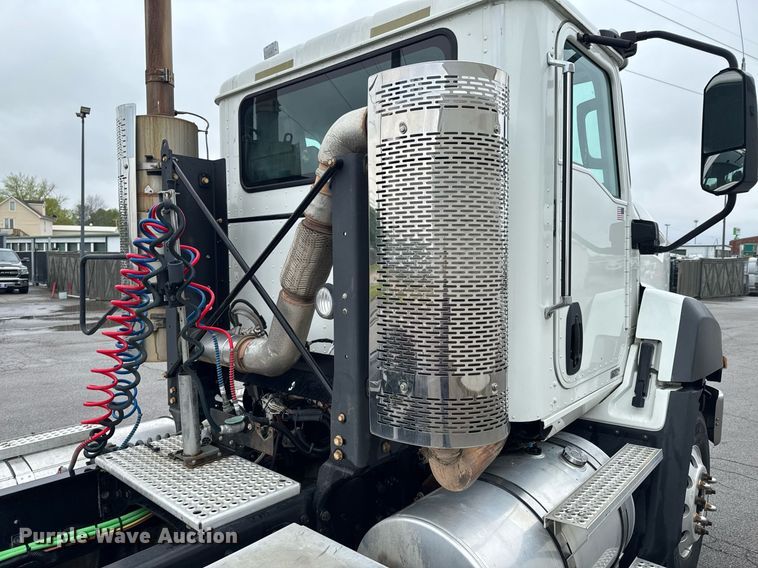 image for item DO0799 2015 Caterpillar CT660 semi truck